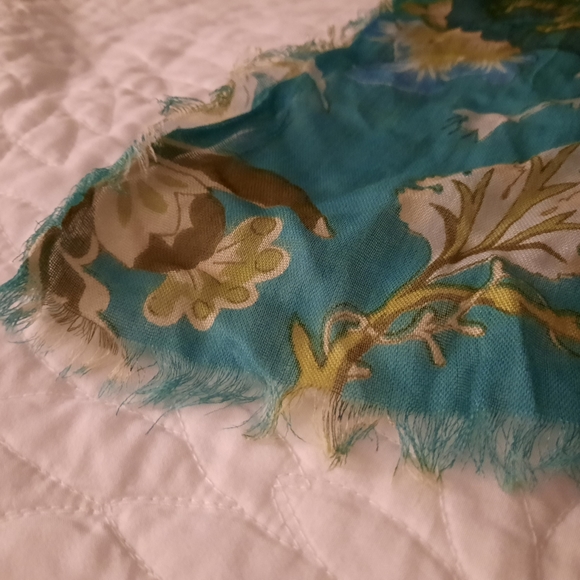Floral scarf - Picture 5 of 8